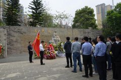 德晟集團公司到向秀麗公園開展文明祭掃活動